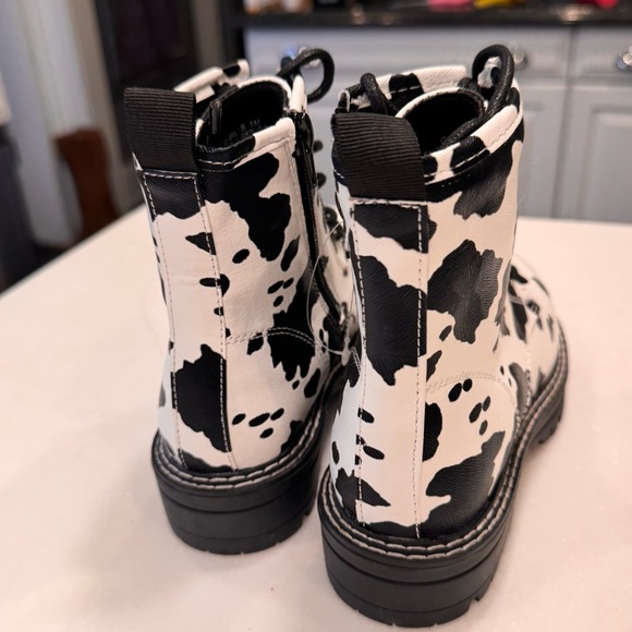 NEW Mia Girls White & Black Cowprint Lace Up Combat Boot Size 1 - Picture 5 of 10